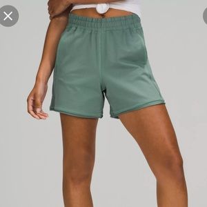 Lululemon LA Side Panel Short 4”